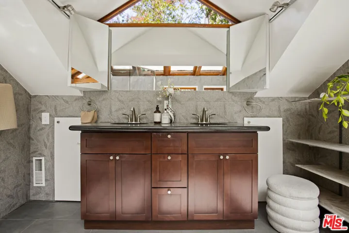 2030 Benedict Canyon Drive, Los Angeles, California 90210