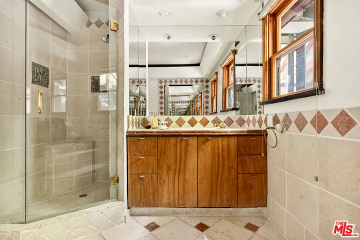 2030 Benedict Canyon Drive, Los Angeles, California 90210