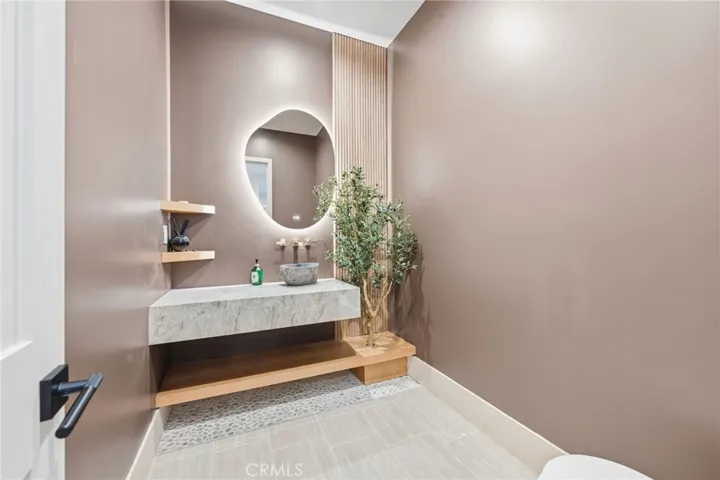 13135 Chandler Boulevard, Sherman Oaks, California 91401