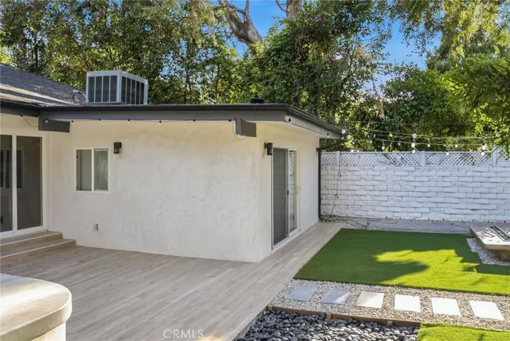 13135 Chandler Boulevard, Sherman Oaks, California 91401