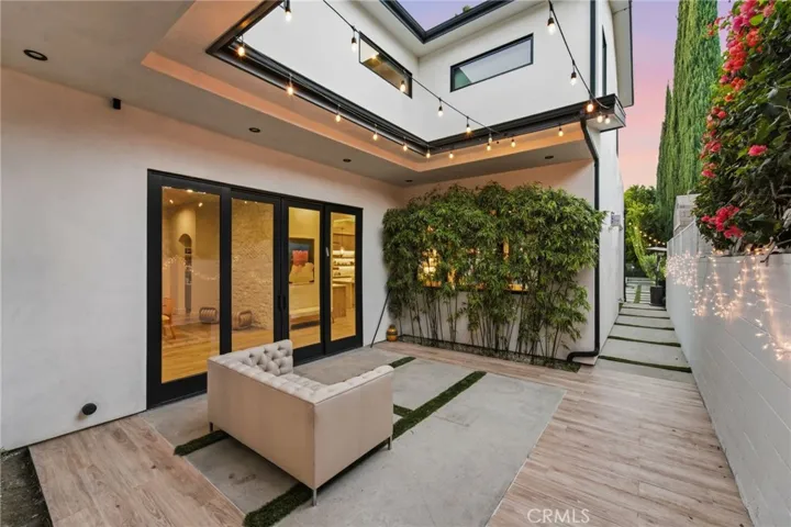 13135 Chandler Boulevard, Sherman Oaks, California 91401