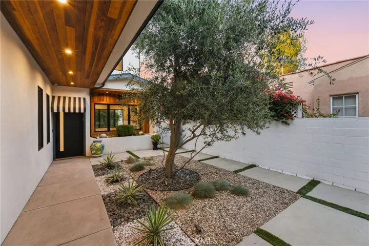 13135 Chandler Boulevard, Sherman Oaks, California 91401