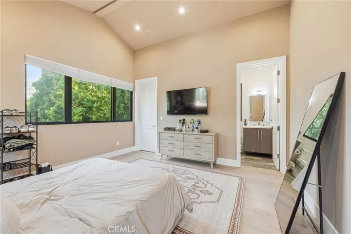 13135 Chandler Boulevard, Sherman Oaks, California 91401