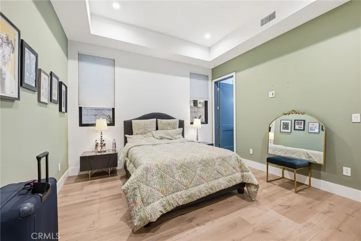 13135 Chandler Boulevard, Sherman Oaks, California 91401