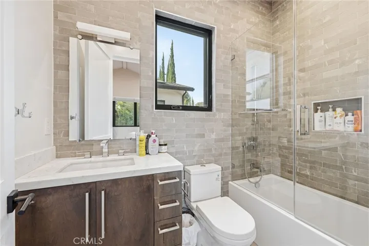 13135 Chandler Boulevard, Sherman Oaks, California 91401