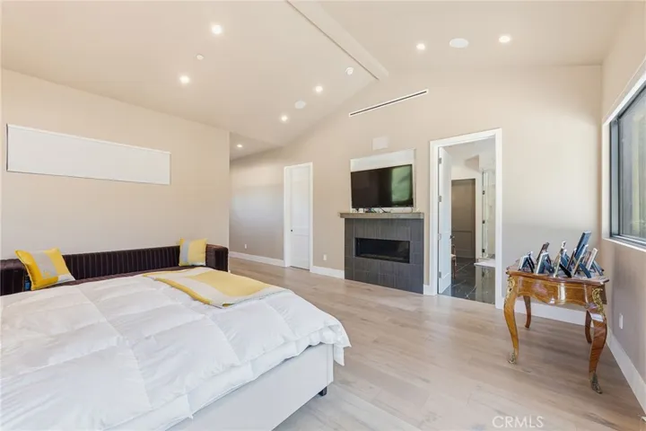 13135 Chandler Boulevard, Sherman Oaks, California 91401