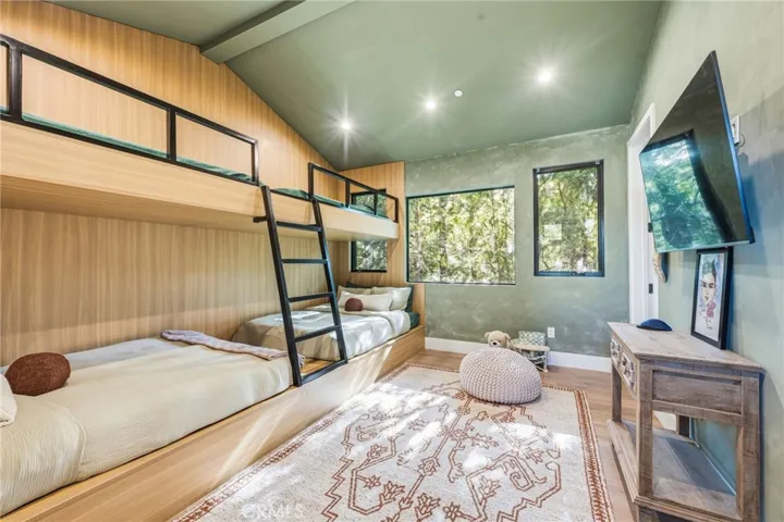 13135 Chandler Boulevard, Sherman Oaks, California 91401