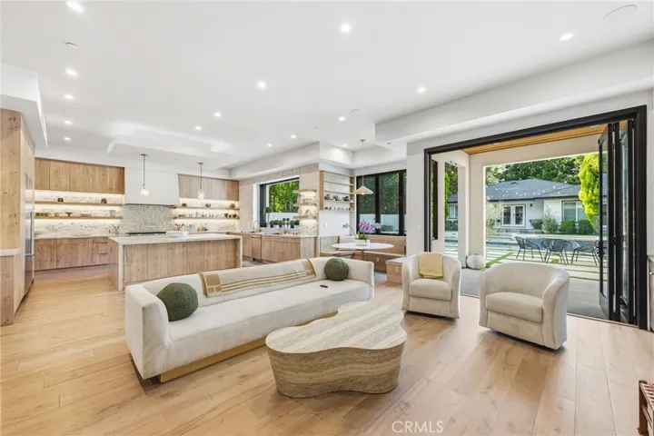 13135 Chandler Boulevard, Sherman Oaks, California 91401