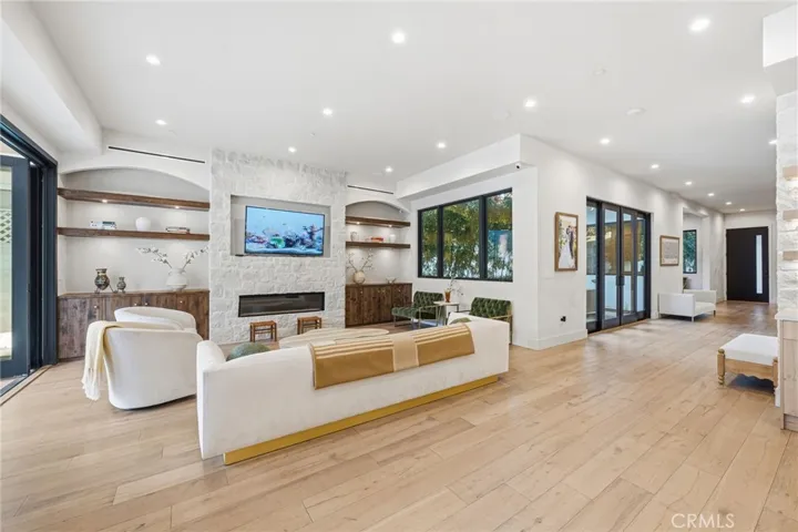13135 Chandler Boulevard, Sherman Oaks, California 91401