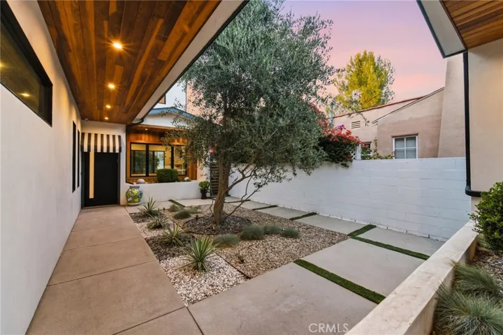 13135 Chandler Boulevard, Sherman Oaks, California 91401