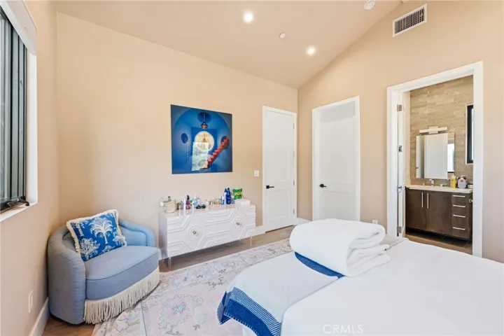 13135 Chandler Boulevard, Sherman Oaks, California 91401