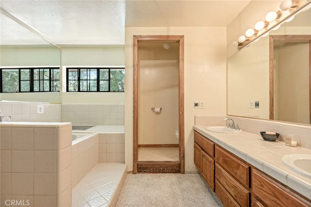 Master Bath w/Soaking Tub!
