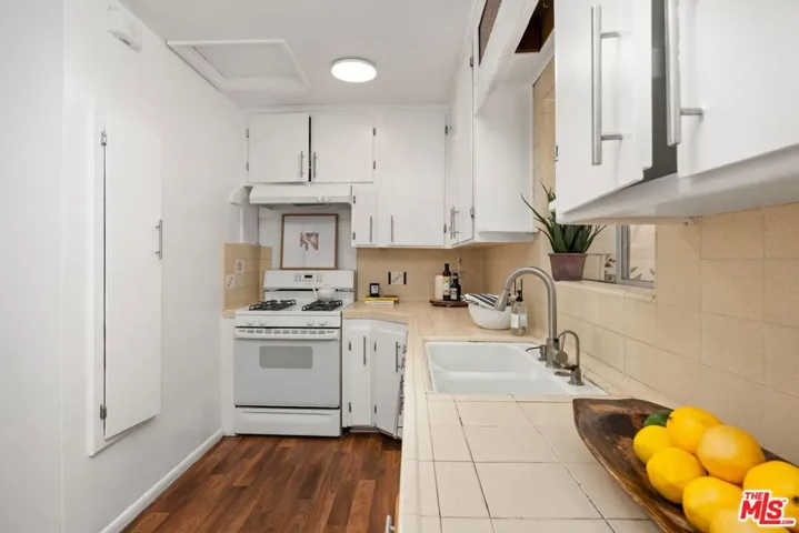 7535 Etiwanda Avenue, Los Angeles, California 91335