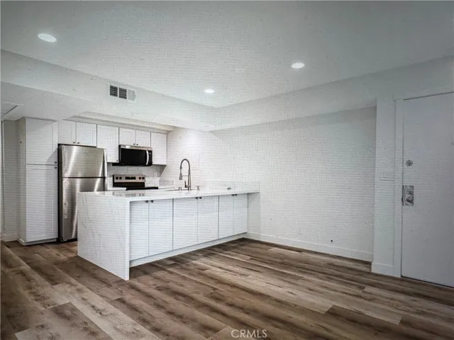 750 N Kings 105, Los Angeles, California 90069