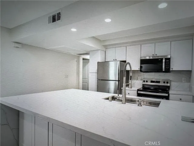750 N Kings 105, Los Angeles, California 90069
