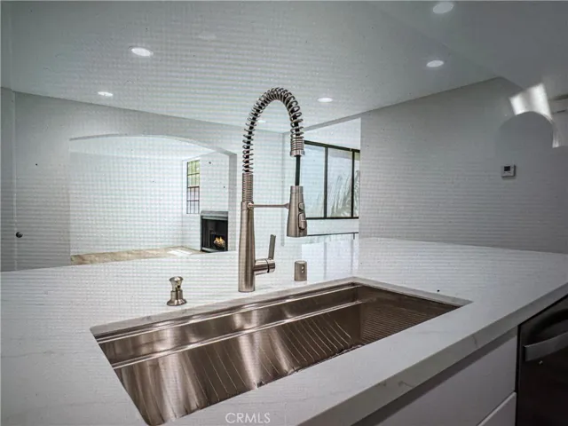 750 N Kings 105, Los Angeles, California 90069