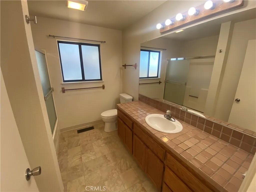 Hall bathroom.