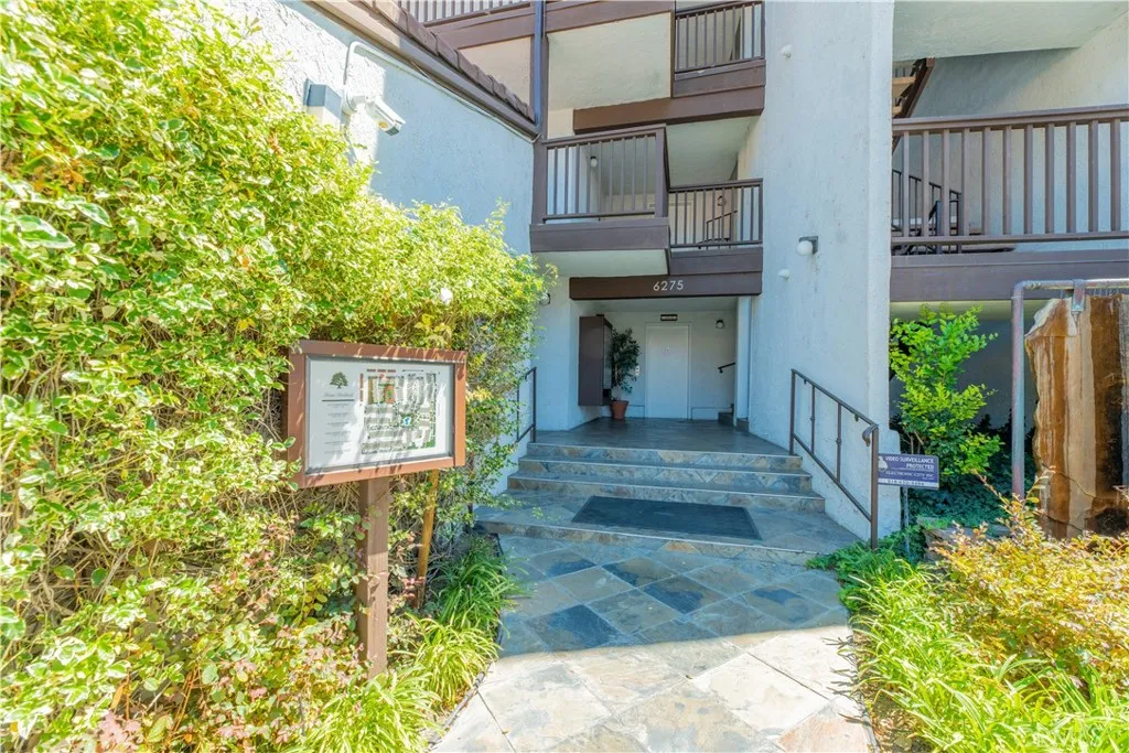 6275 Canoga 61