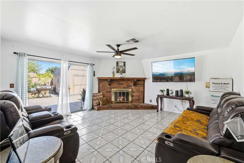 38442 3rd St E E, Palmdale, California 93550 — photo 4