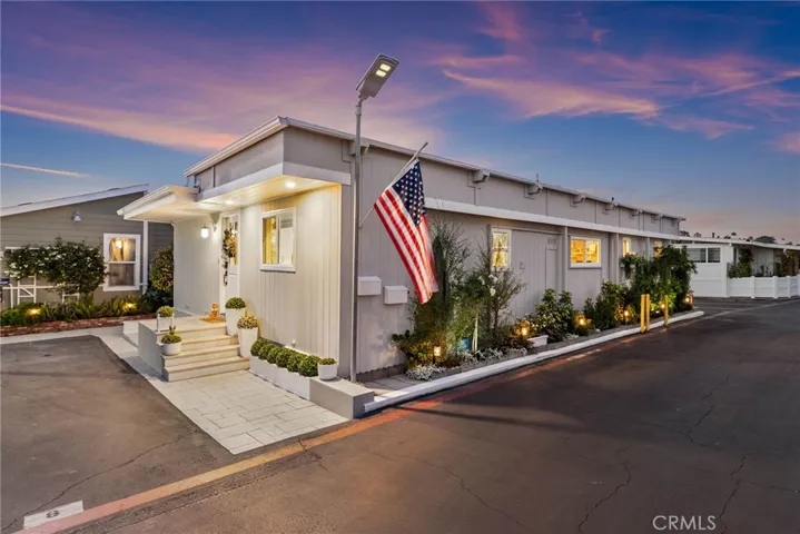 8 Saratoga, Newport Beach, California 92660