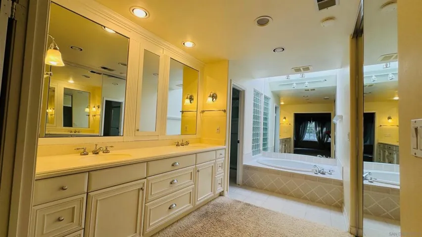 8223 Caminito Locayo, La Jolla, California 92037