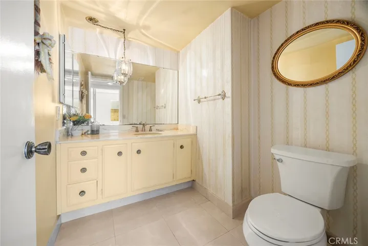 Main floor 1/2 Bathroom