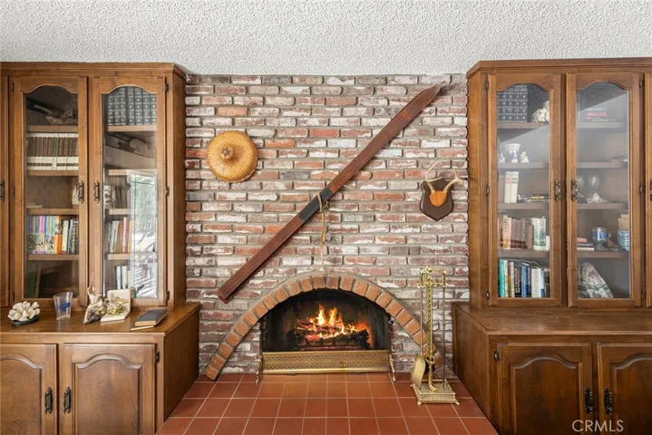 Beautiful Fireplace & built in book shelves