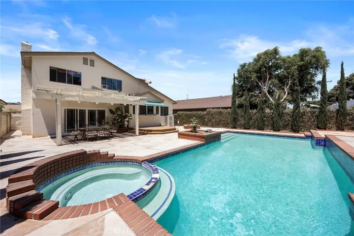 Pool & Jacuzzi