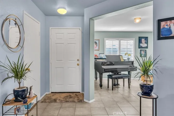 Well maintained SINGLE LEVEL great for home or rental