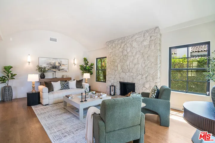 6417 Lindenhurst Avenue, Los Angeles, California 90048