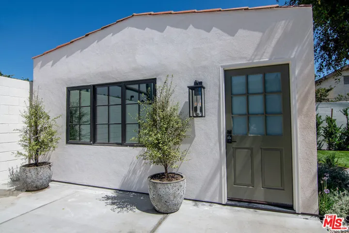 6417 Lindenhurst Avenue, Los Angeles, California 90048