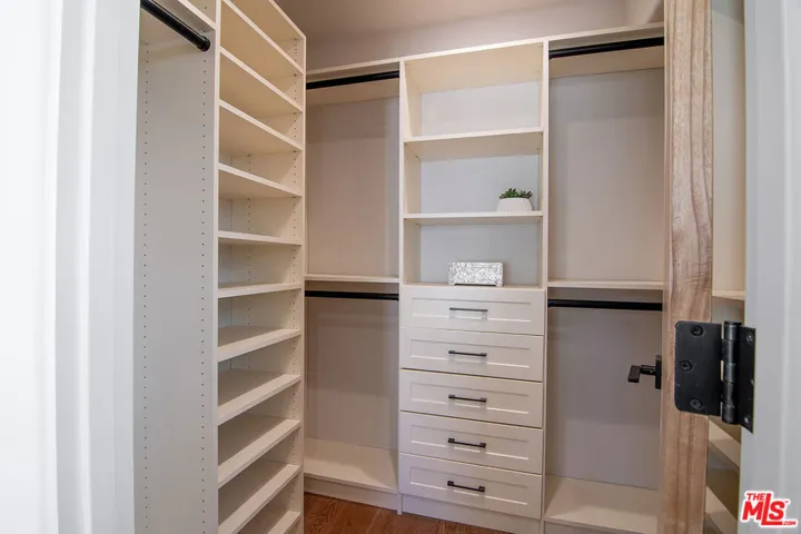 6417 Lindenhurst Avenue, Los Angeles, California 90048