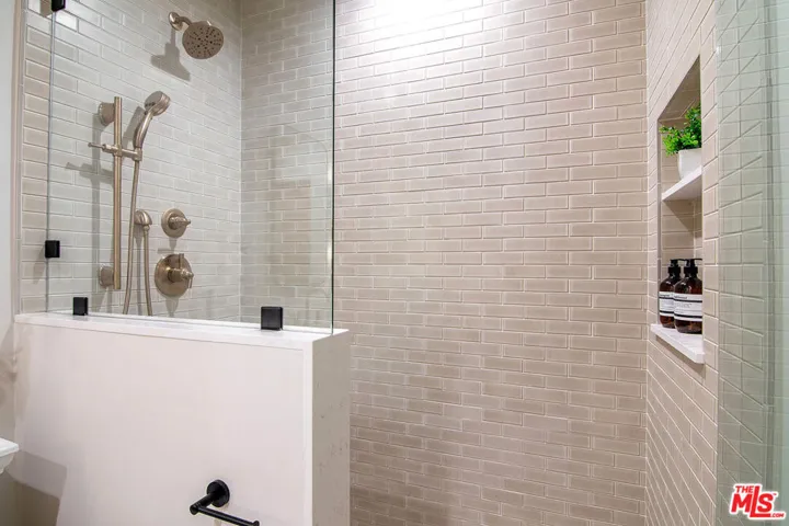 6417 Lindenhurst Avenue, Los Angeles, California 90048