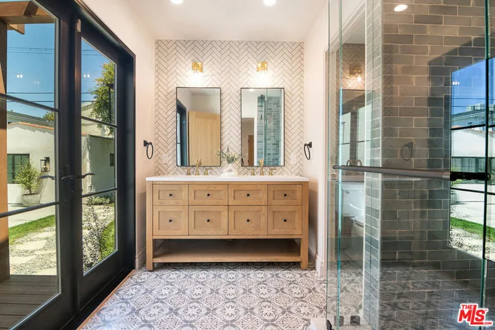 6417 Lindenhurst Avenue, Los Angeles, California 90048
