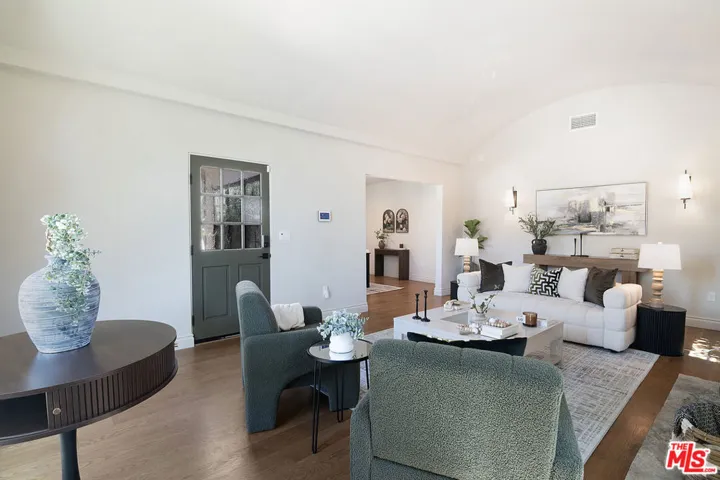 6417 Lindenhurst Avenue, Los Angeles, California 90048