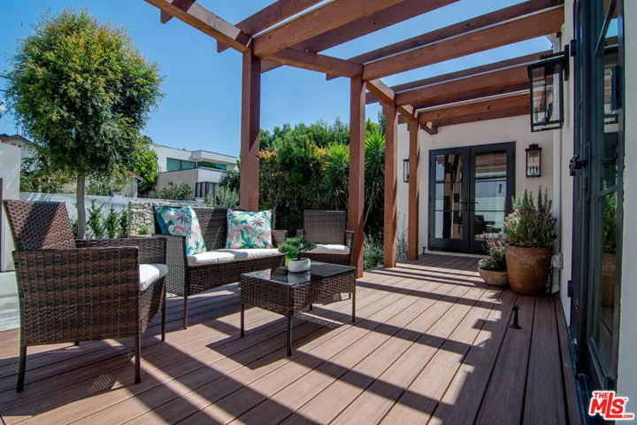 6417 Lindenhurst Avenue, Los Angeles, California 90048