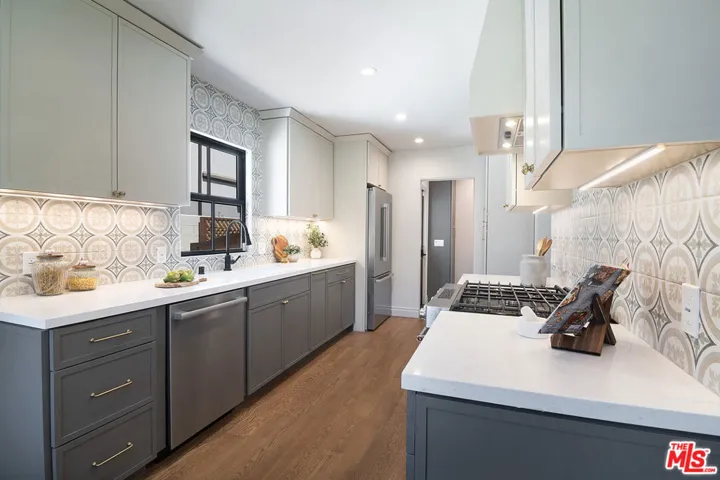 6417 Lindenhurst Avenue, Los Angeles, California 90048