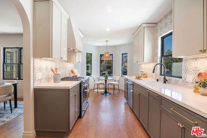 6417 Lindenhurst Avenue, Los Angeles, California 90048