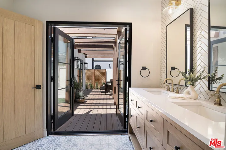 6417 Lindenhurst Avenue, Los Angeles, California 90048