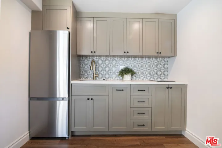 6417 Lindenhurst Avenue, Los Angeles, California 90048