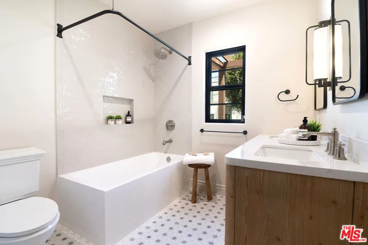 6417 Lindenhurst Avenue, Los Angeles, California 90048