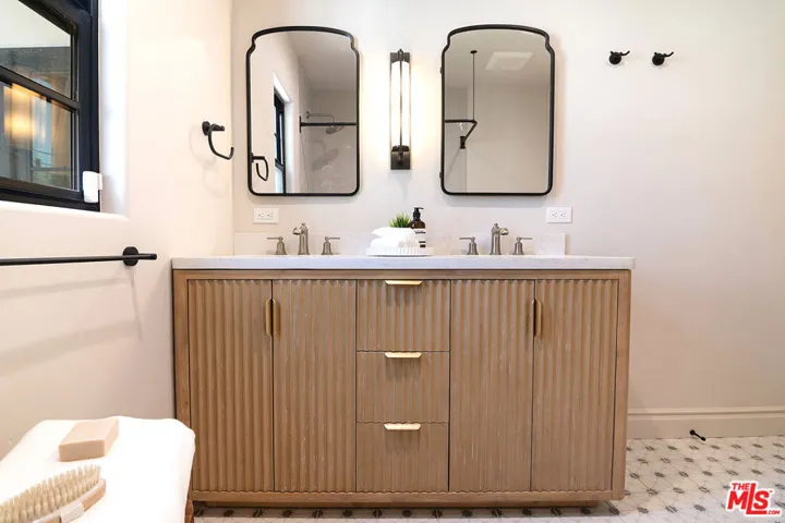 6417 Lindenhurst Avenue, Los Angeles, California 90048