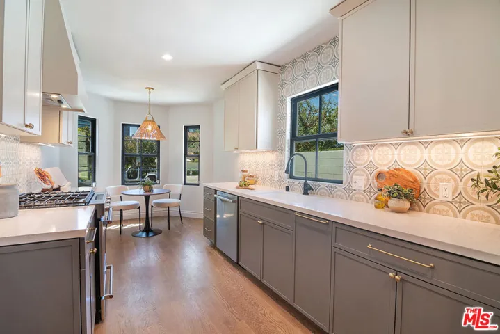 6417 Lindenhurst Avenue, Los Angeles, California 90048