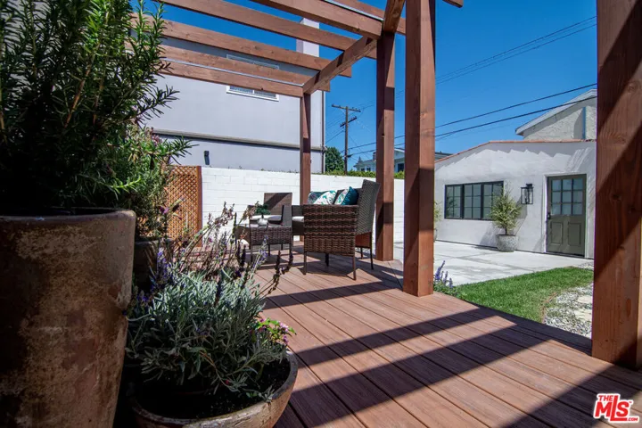 6417 Lindenhurst Avenue, Los Angeles, California 90048