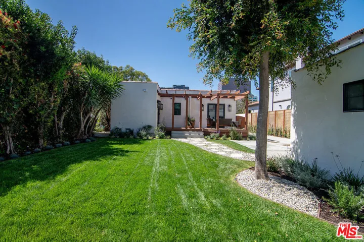 6417 Lindenhurst Avenue, Los Angeles, California 90048