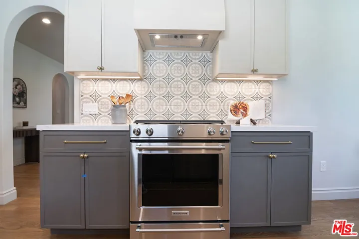 6417 Lindenhurst Avenue, Los Angeles, California 90048