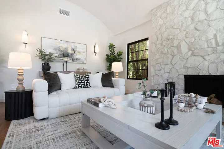 6417 Lindenhurst Avenue, Los Angeles, California 90048