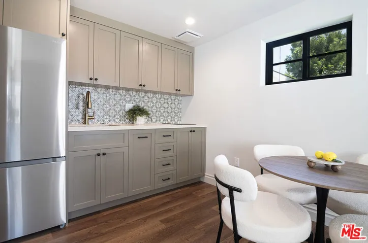 6417 Lindenhurst Avenue, Los Angeles, California 90048