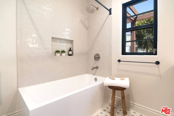 6417 Lindenhurst Avenue, Los Angeles, California 90048
