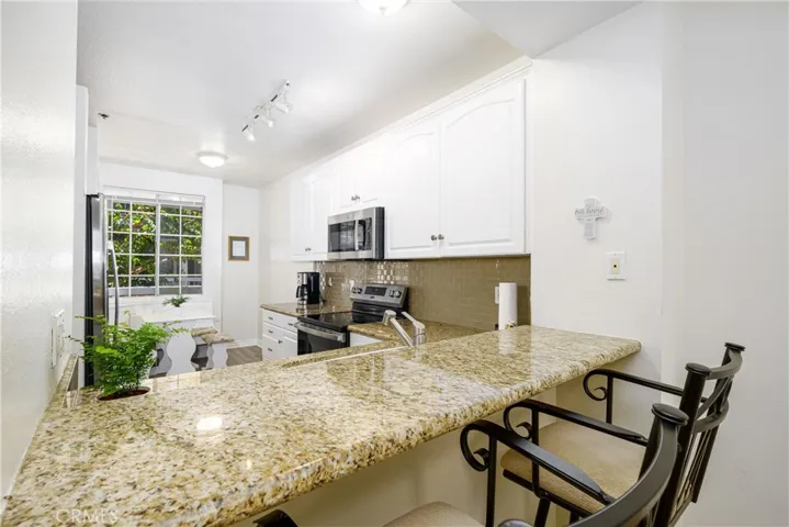 Breakfast Bar, great kitchen with seating area